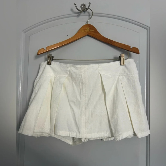 Free People Heartbreaker Skort in Ivory Size 10 Pleated Side Zip Closure NWOT - Picture 6 of 15